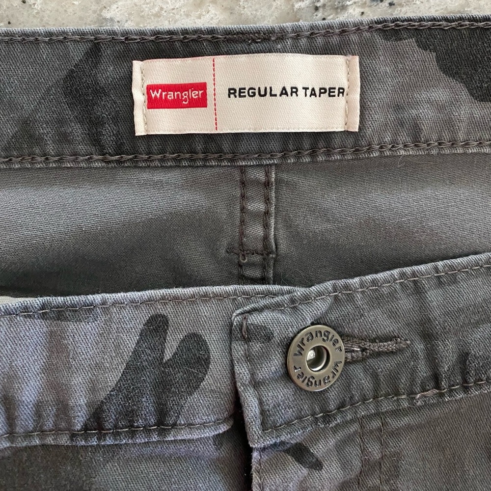 EUC Wrangler men’s black/grey camouflage pants, size 36x30 - Picture 3 of 9